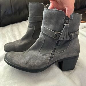 Earth Origins Women's Gray Suede Ankle Boots with Tassel Detail. Size 10M